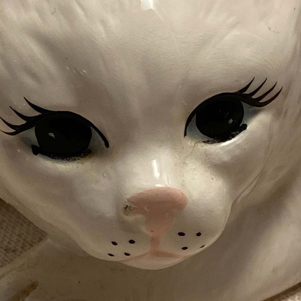 Vintage white cat ceramic long haired kitty blue eyes playful cat crouching - Picture 4 of 16